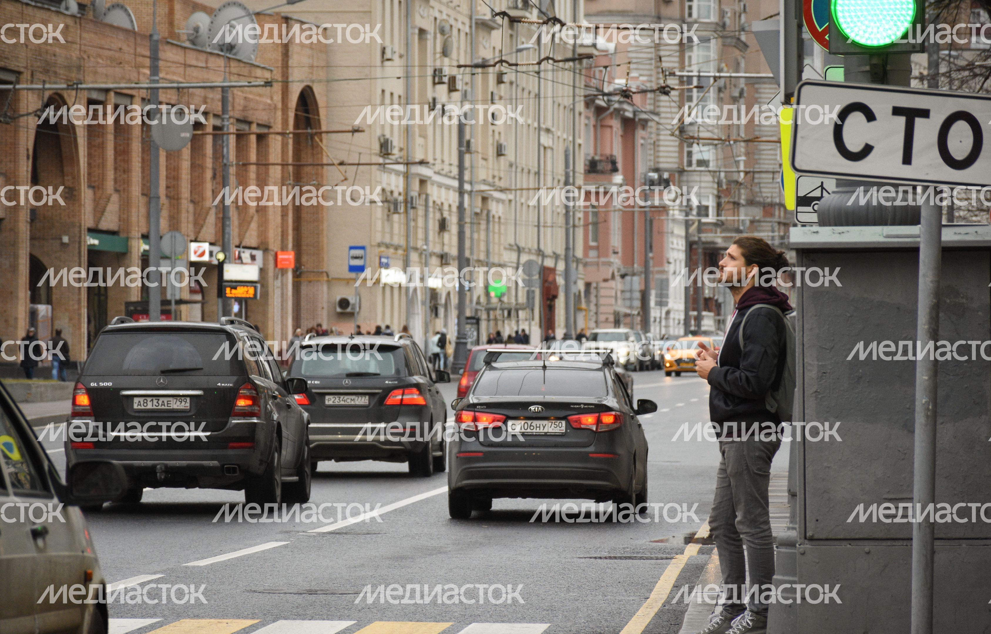 Повседневная жизнь города в Москве осенью