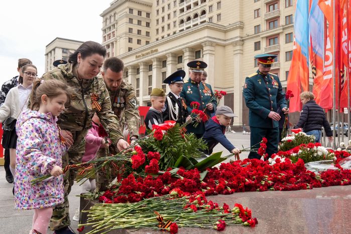 Участники специальной военной операции с детьми возложили цветы к Могиле Неизвестного Солдата