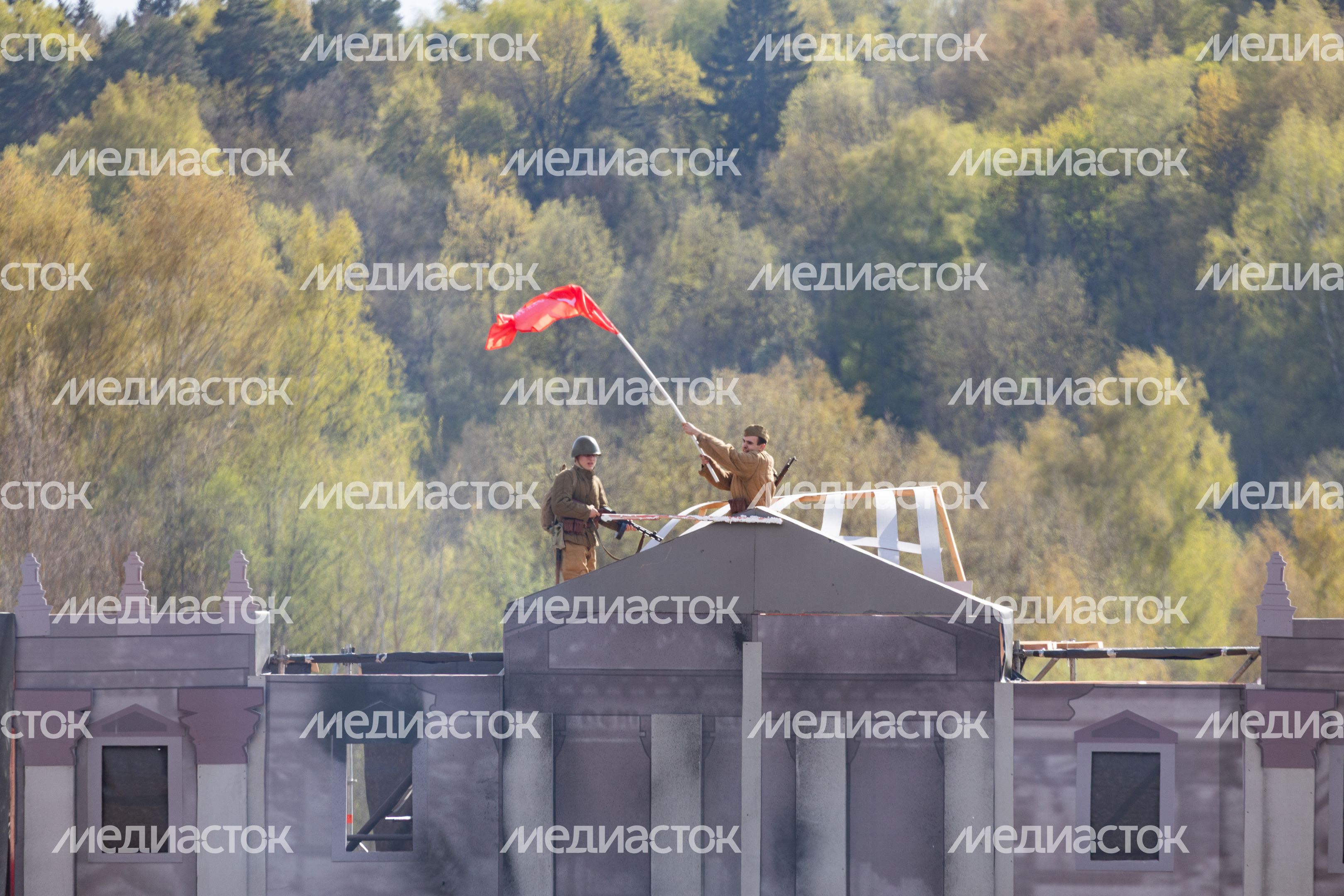 Военно-историческая реконструкция "Успех в единстве поколений" в Химках Военно-историческая реконструкция "Успех в единстве поколений" в Химках