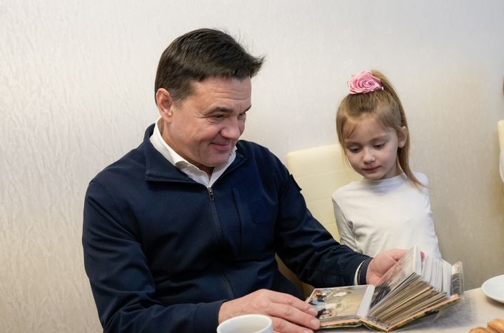 Андрей Воробьев навестил семью погибшего на СВО бойца