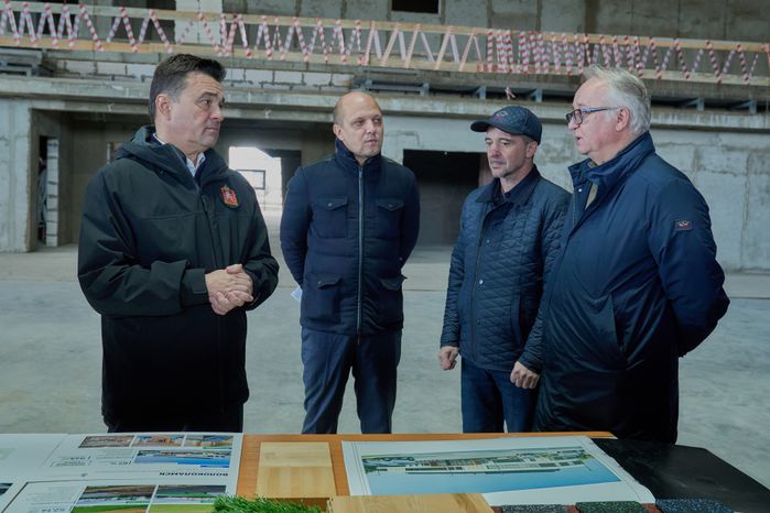 Проверка хода строительства ФОКа с крытым катком в Волоколамске Губернатором Подмосковья