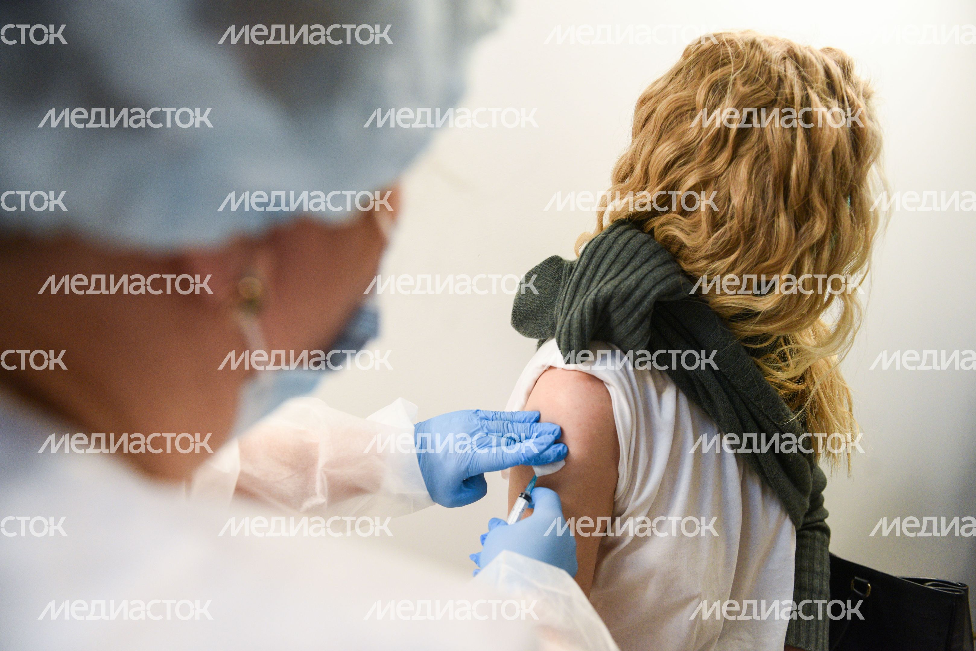 Выездной пункт вакцинации от коронавируса в фудмолле «Депо» в Москве