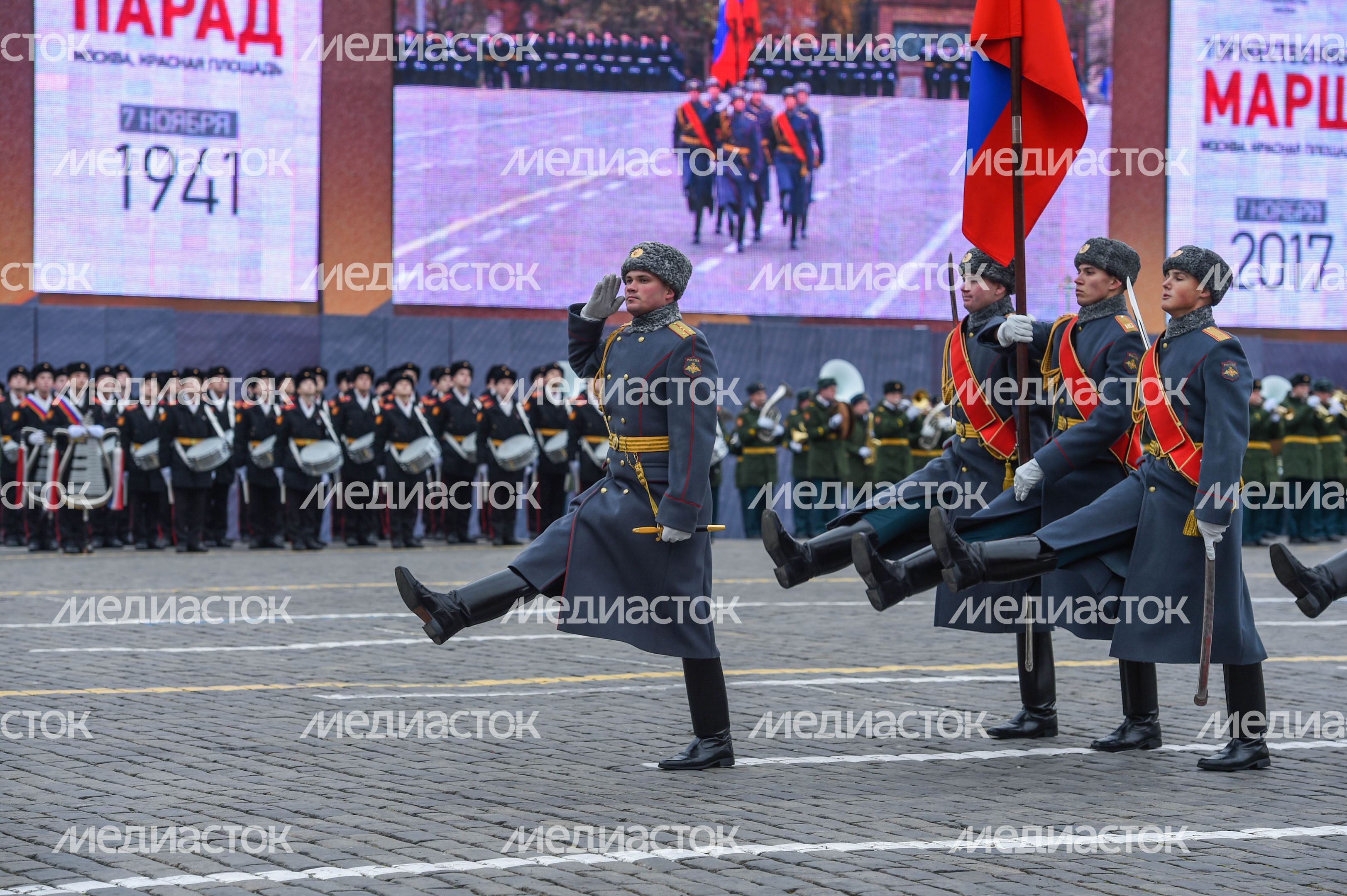 Торжественный марш в честь парада 1941 года на Красной площади в Москве