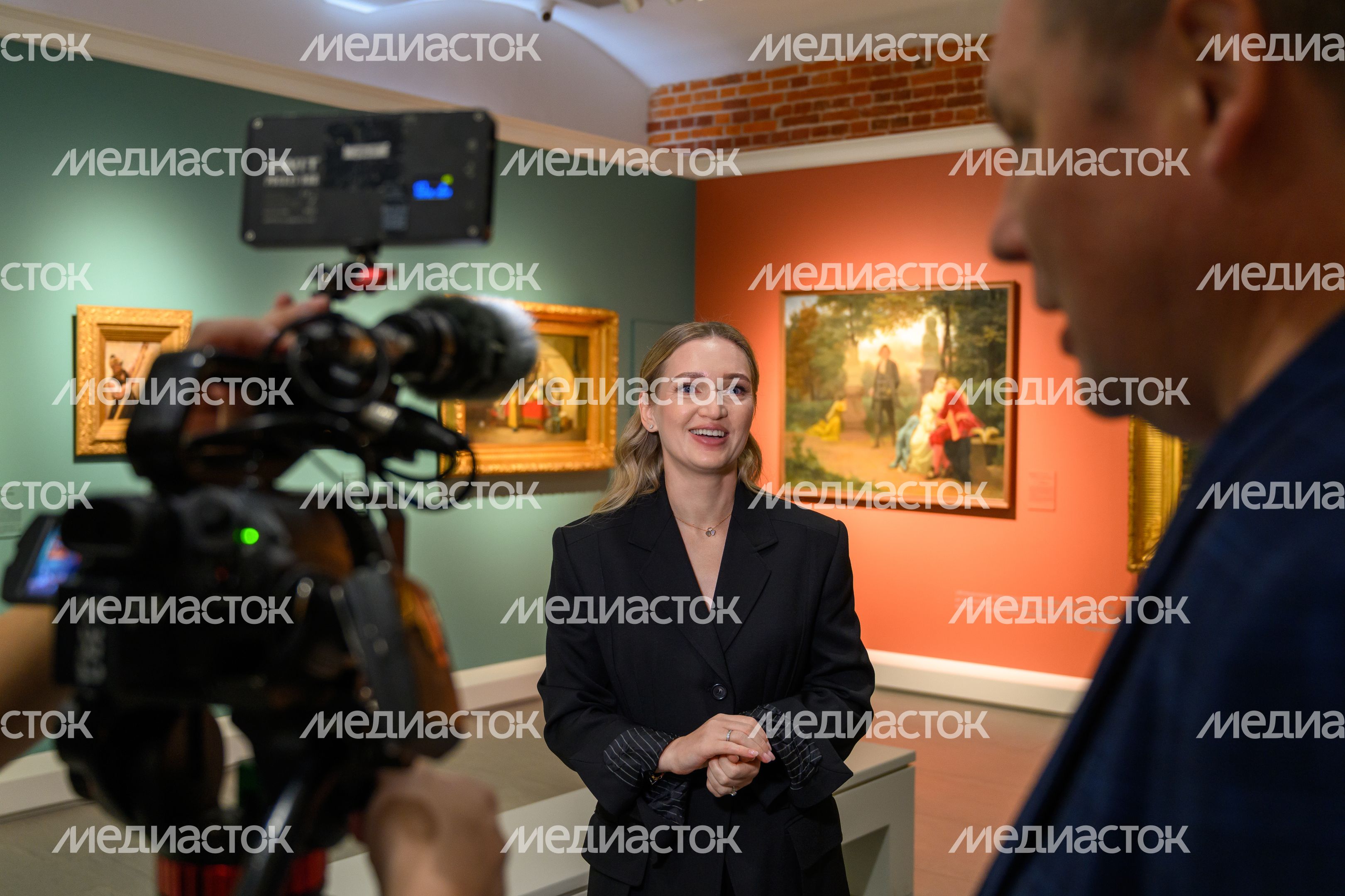 Директор Серпуховского историко-художественного музея Жанна Новак на открытии выставки «Боги и люди. От мифа к истории» Директор Серпуховского историко-художественного музея Жанна Новак на открытии выставки «Боги и люди. От мифа к истории»