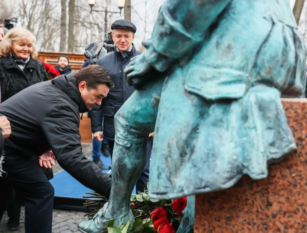 Возложение цветов к памятнику Татищеву