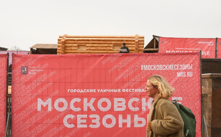 Монтаж инсталляций для фестиваля «Московская Масленица» на Манежной площади