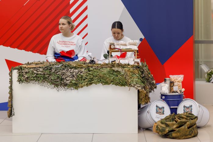 Выставка изделий, изготовленных волонтерами, на форуме волонтеров Московской области в Красногорске