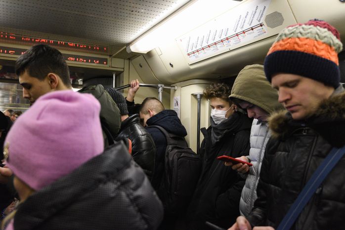Люди в масках в период эпидемии коронавируса