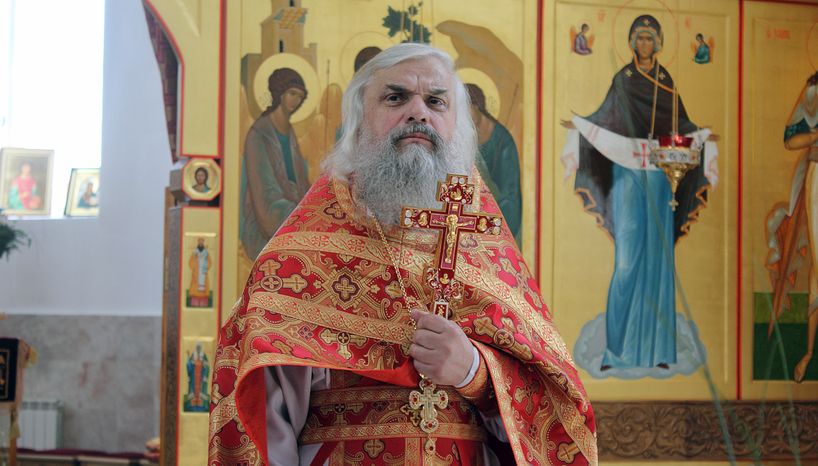 Священник в день празднования Пасхи в Королеве