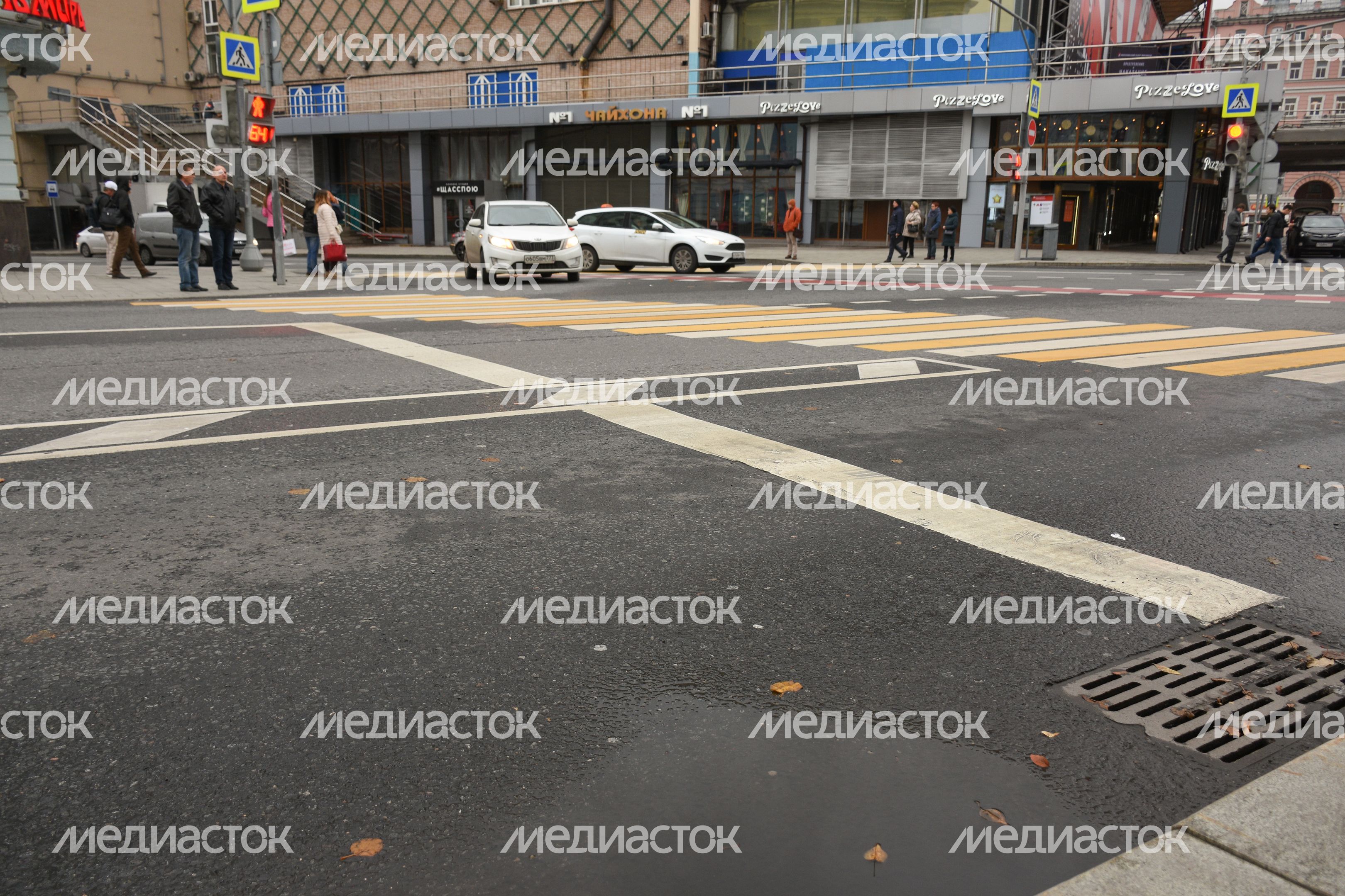 Повседневная жизнь города в Москве осенью