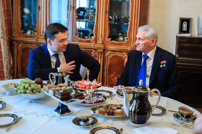 Посещение губернатором космонавта первого отряда