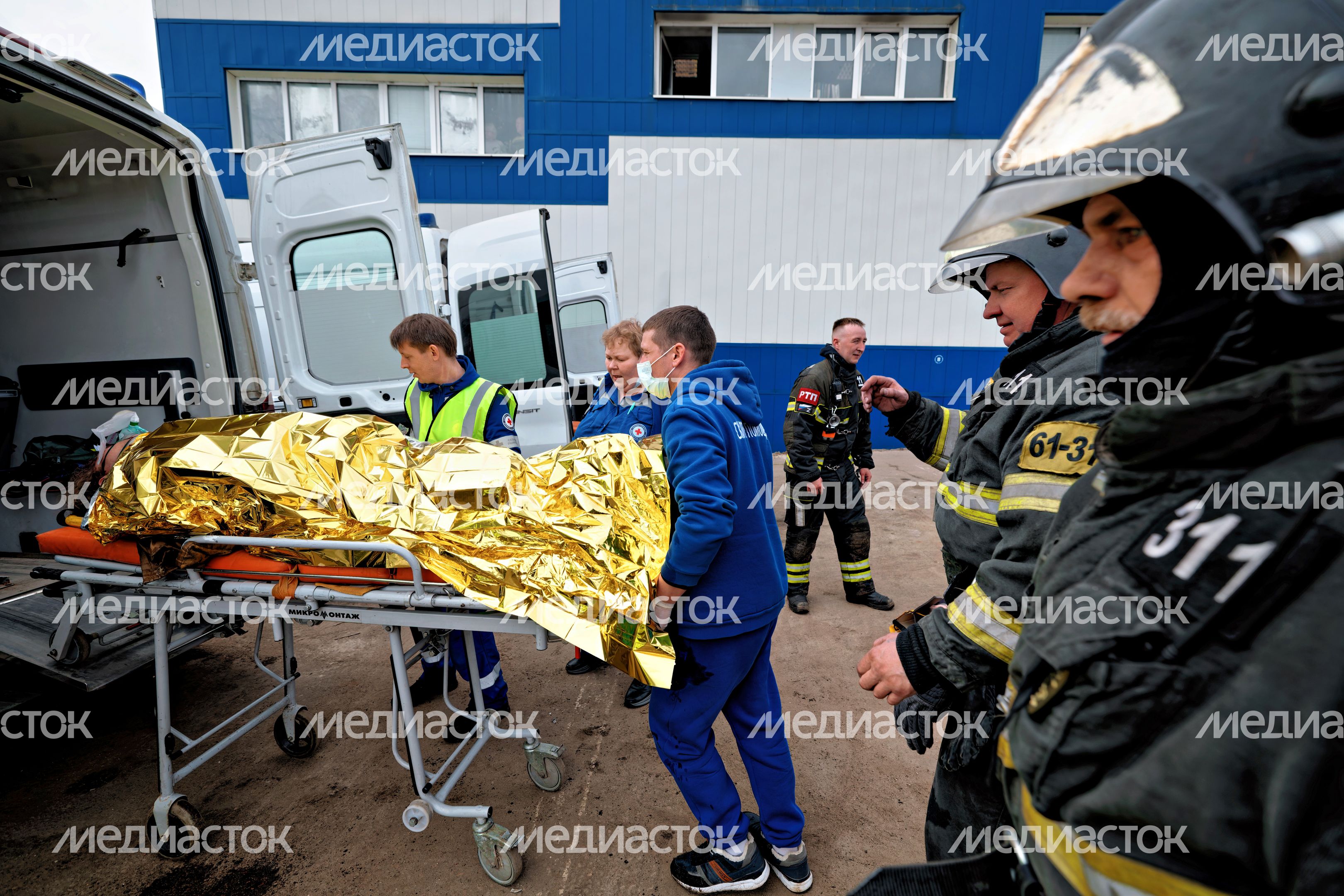 Эвакуация пострадавшего на скорой помощи с места ДТП на учениях Мособлпожспаса совместно с медициной катастроф в Чехове Эвакуация пострадавшего на скорой помощи с места ДТП на учениях Мособлпожспаса совместно с медициной катастроф в Чехове
