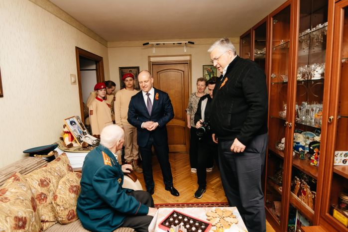 Кирилл Григорьев традиционно навестил ветерана Алексея Галютина в канун Дня Победы
