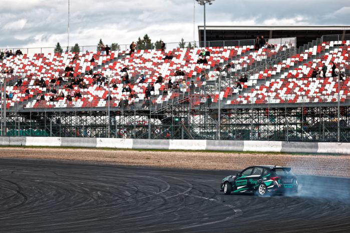 Дрифт-гонка автомобилей по автодрому Moscow Raceway на фестивале «Дрифт Экспо» в Волоколамске