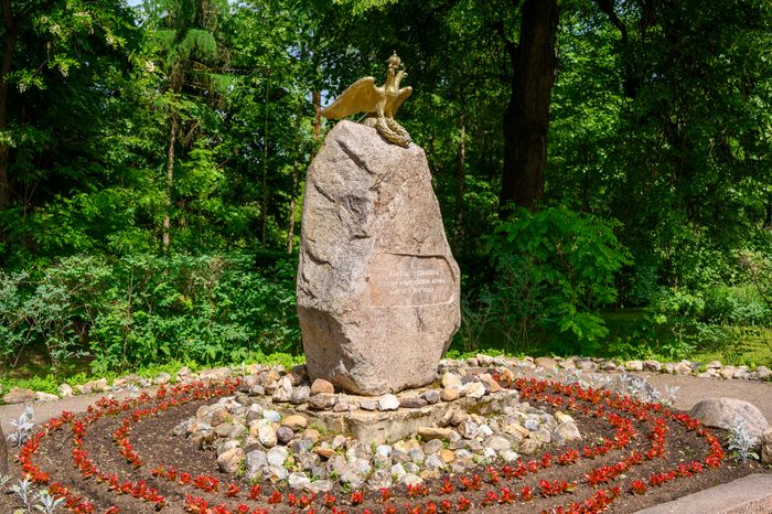 Камень в память остановки двух армий в августе 1812 года в Музее-заповеднике А.С. Пушкина в поселке Большие Вяземы
