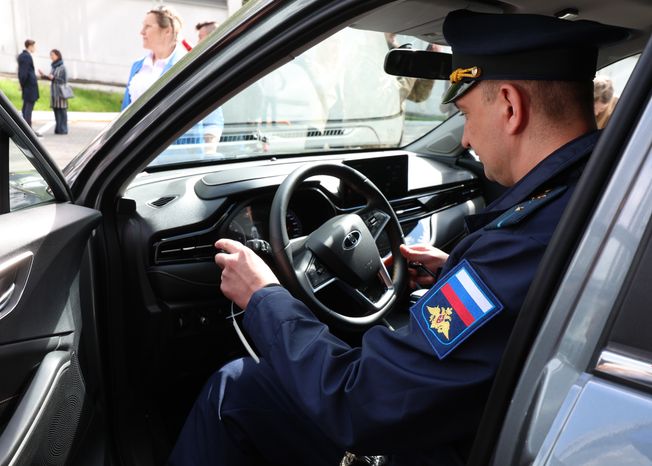 Участникам СВО вручили ключи от автомобилей с ручным управлением