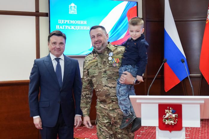Андрей Воробьев вручил государственные награды добровольцам БАРСа