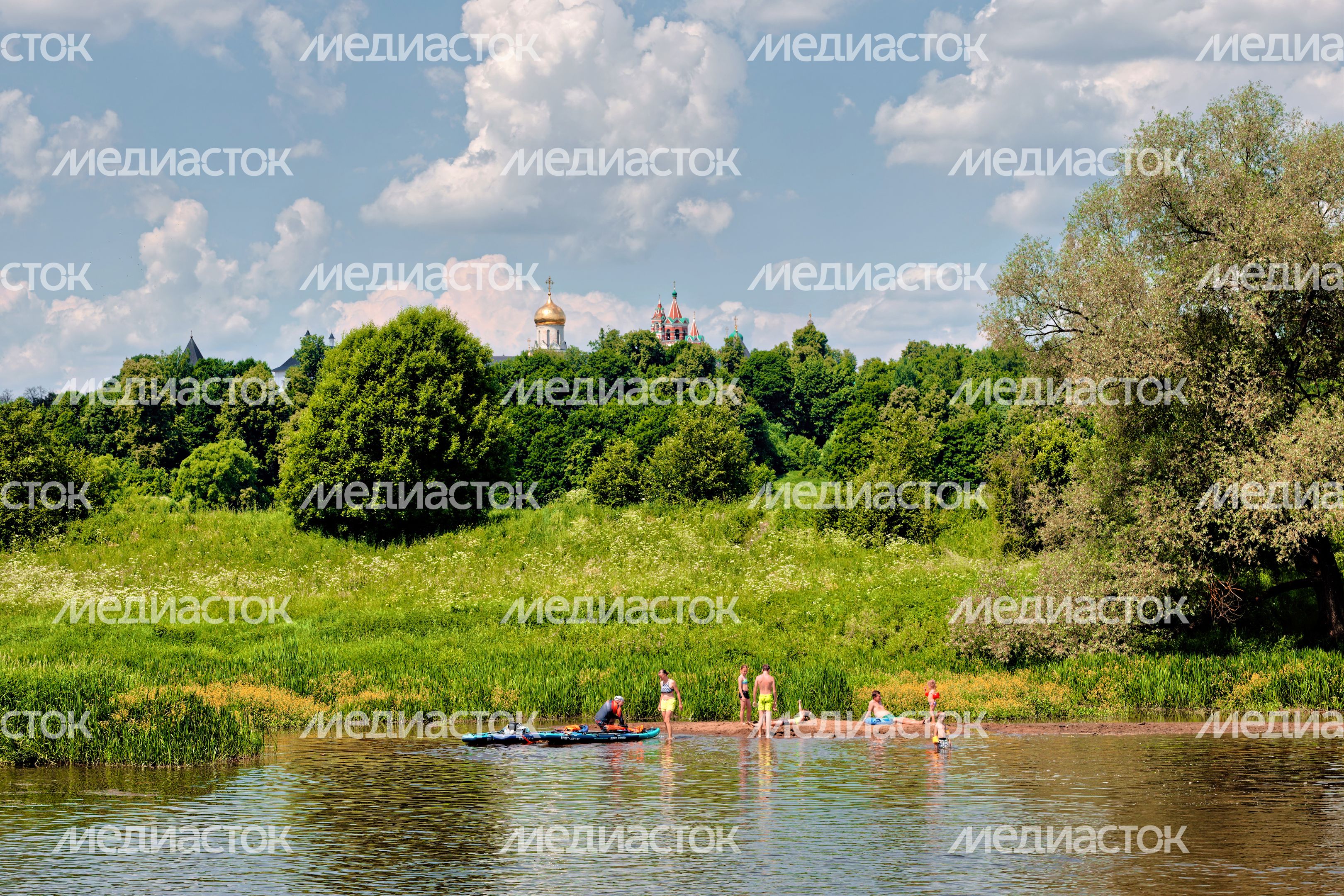 Массовый заплыв на 6 км по Москве-реке на сапах, каяках и байдарках в День России в Звенигороде Одинцовского округа Массовый заплыв на 6 км по Москве-реке на сапах, каяках и байдарках в День России в Звенигороде Одинцовского округа