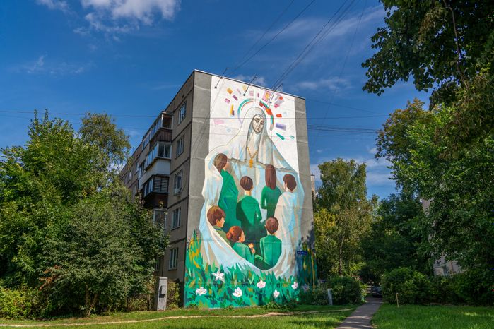 Мурал «Святая княгиня Елисавета — приятельница сирот» на фасаде дома на улице Победы в Лобне