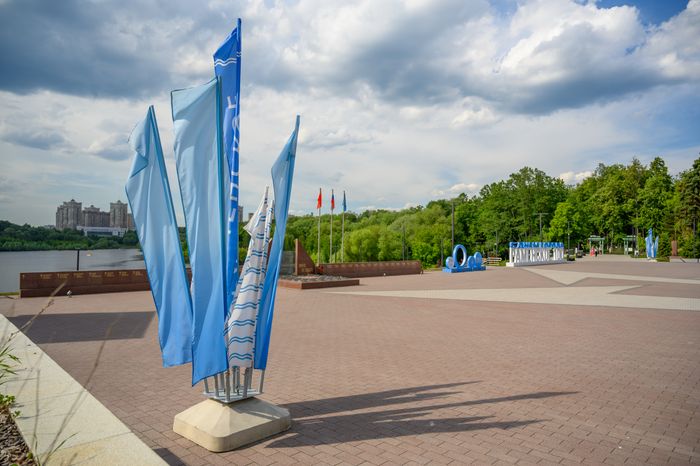 Набережная Борисоглебского озера в Раменском городском парке культуры и отдыха летом
