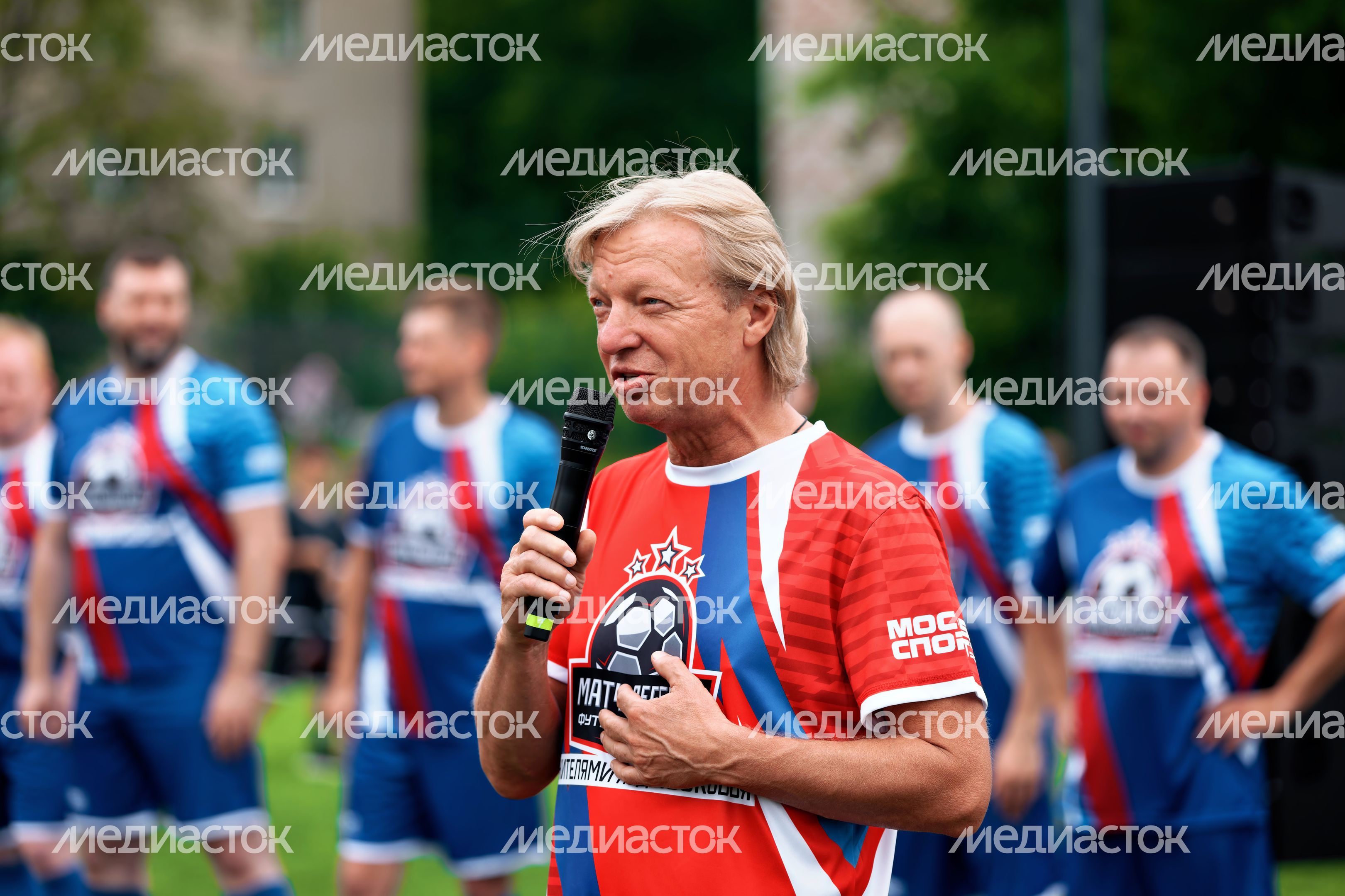 Футболист Василий Иванов сыграл в команде легенд футбола против жителей Люберец в проекте «Выходи во двор» в Малаховке Футболист Василий Иванов сыграл в команде легенд футбола против жителей Люберец в проекте «Выходи во двор» в Малаховке