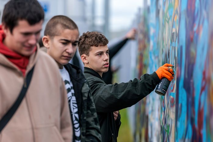 Граффити на стене автотехцентра «Волин»