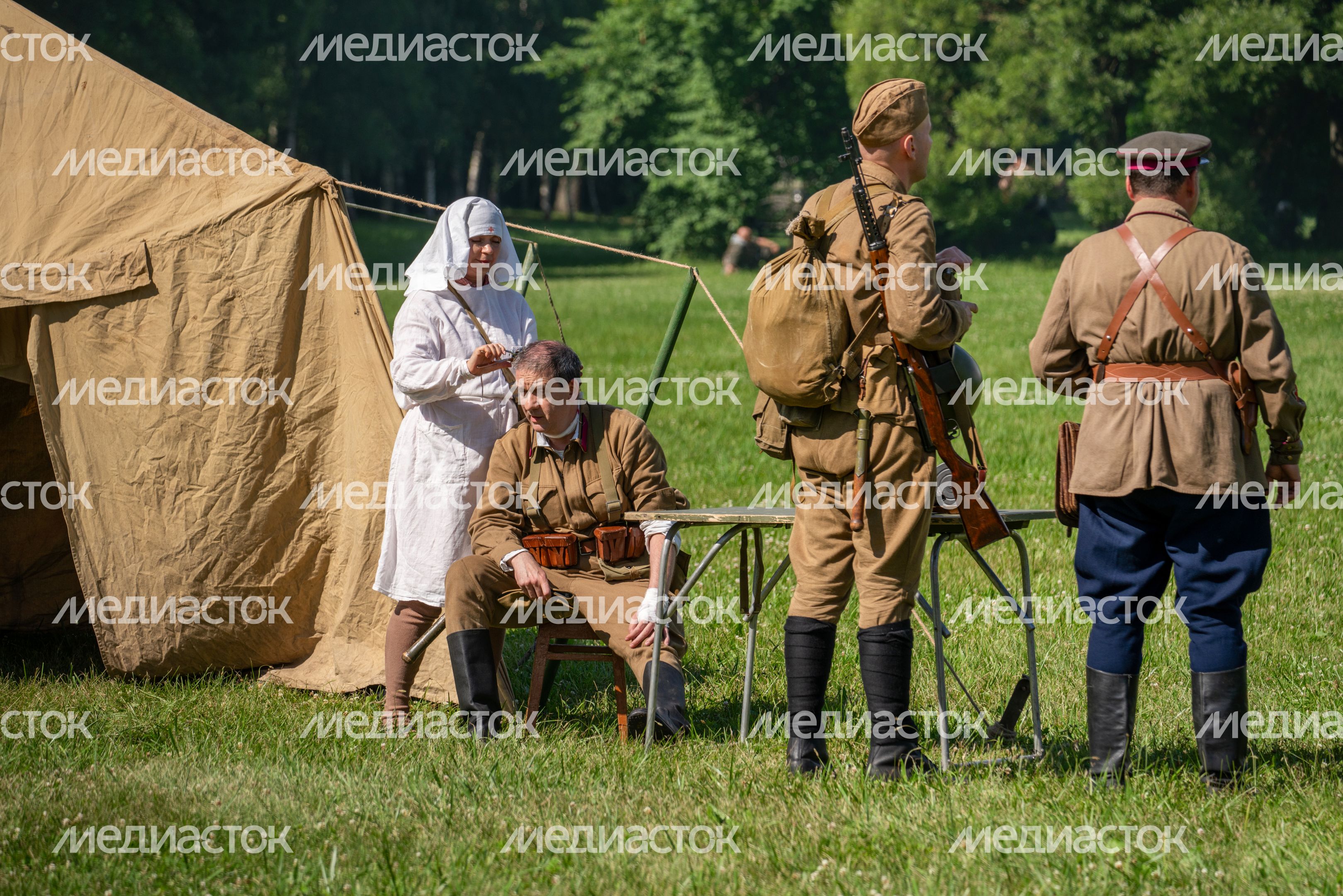 Реконструкция боя на военно-историческом фестивале «Ополчение. По зову сердца» в музее-заповеднике «Горки Ленинские»