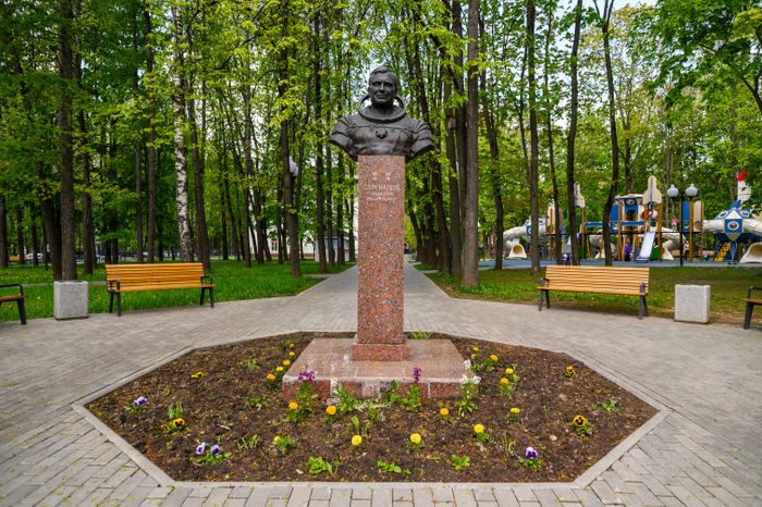 Бронзовый бюст дважды Героя Советского Союза, летчика-космонавта Г.М. Стрекалова в Мытищах