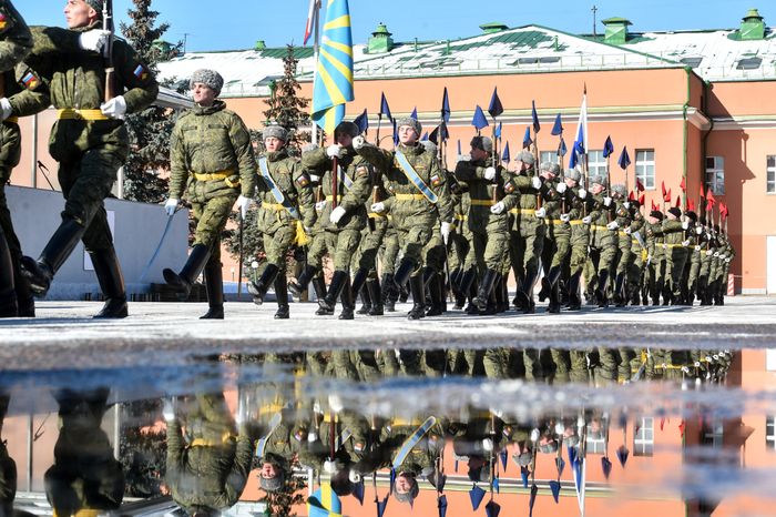 Подготовка военнослужащих отдельного комендантского Преображенского полка к военному параду на Красной площади