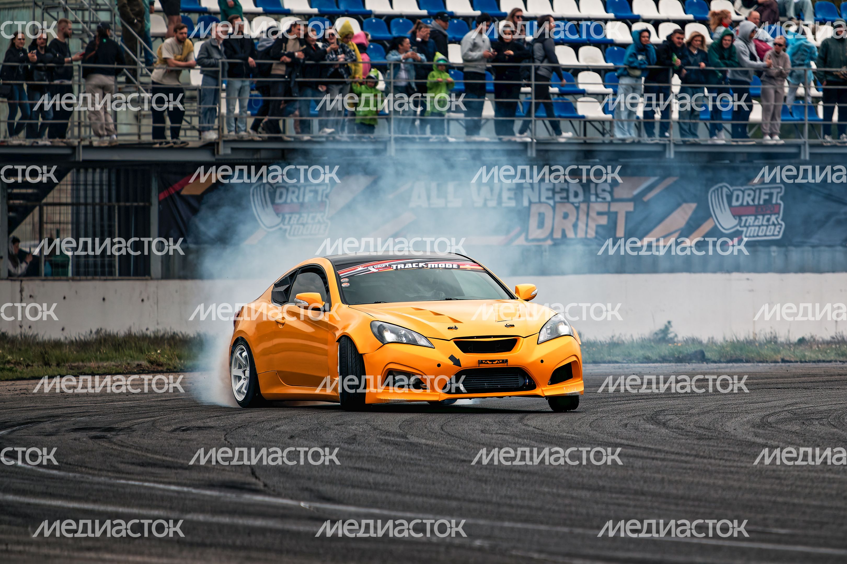 Гонка автомобилей на дрифт-фестивале скорости и драйва Drift Expo Track Mode 2025 Гонка автомобилей на дрифт-фестивале скорости и драйва Drift Expo Track Mode 2025