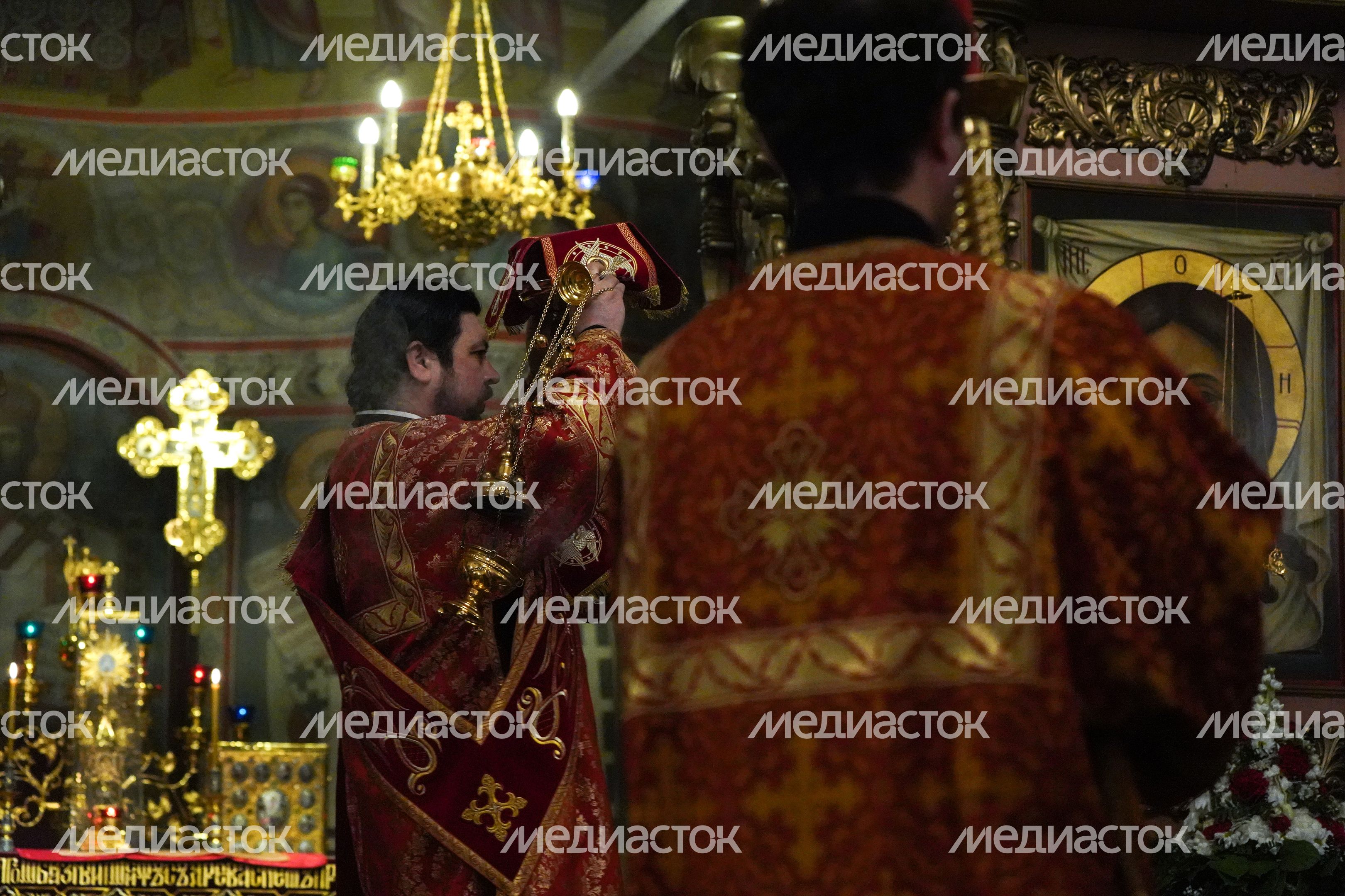 Пасхальная служба в Высоко‑Петровском монастыре в Москве