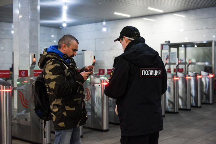 Проверка электронных пропусков в московском метро