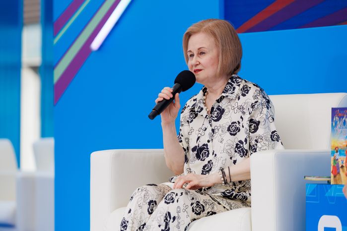 Дарья Донцова на VK Fest -2024 в московских "Лужниках"