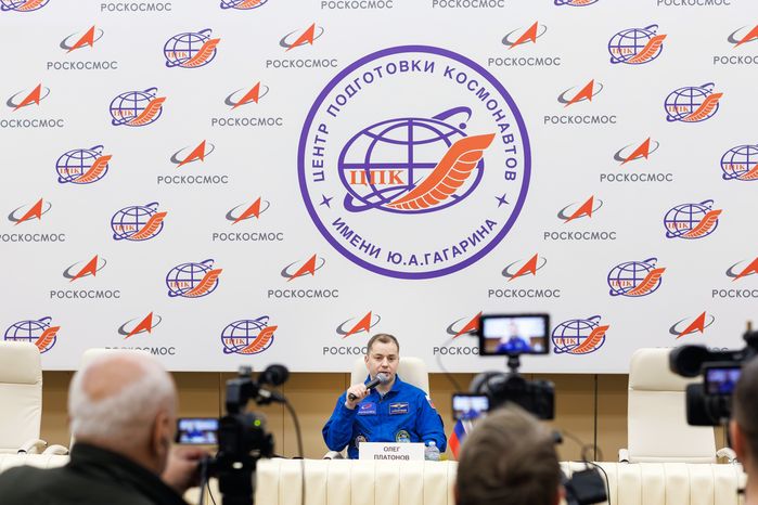 Космонавт Роскосмоса Олег Платонов на пресс-конференции в Звездном городке