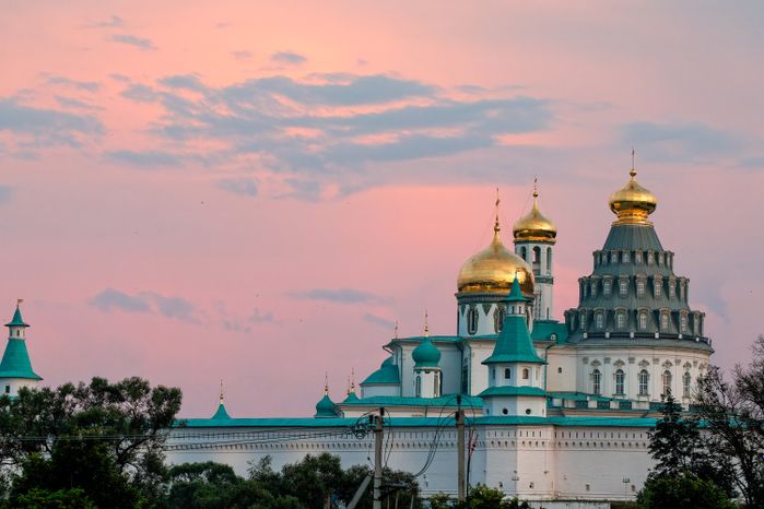 Воскресенский Ново-Иерусалимский монастырь в Истре на закате