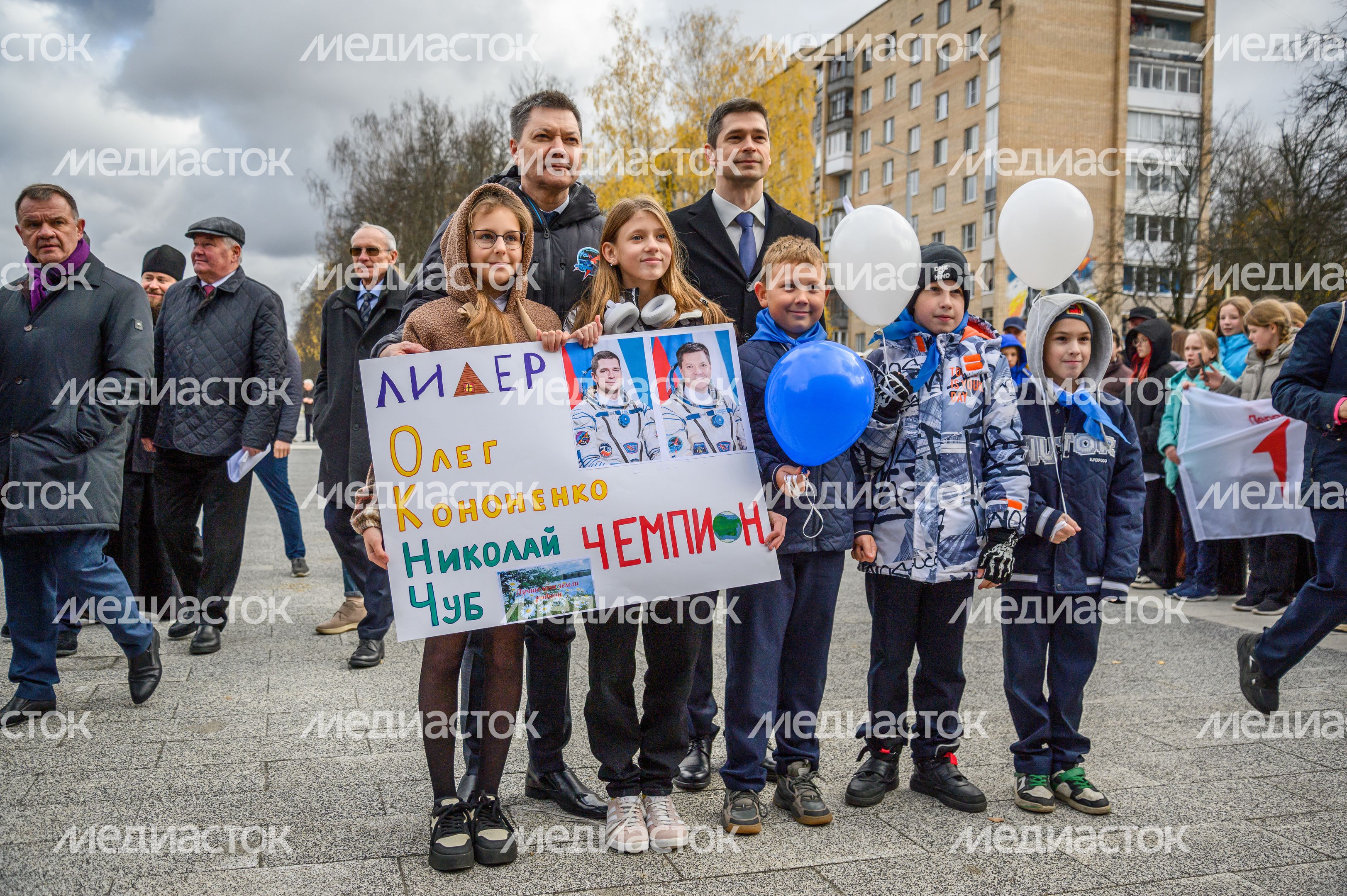 Космонавты Олег Кононенко и Николай Чуб со школьниками