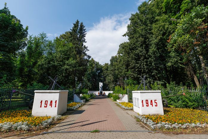 Памятник воинам, павшим в годы Великой Отечественной войны, от жителей города Электроугли в сквере Победы