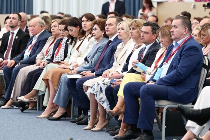 Пленарная сессия форума "Россия и мир: тренды здорового долголетия"