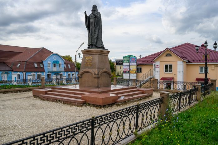 Памятник святейшему патриарху Пимену на набережной 60-летия Октября в Ногинске Богородского округа