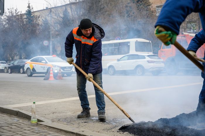 Рабочие Мособлводоканала укладывают асфальт в Орехово-Зуево после ремонта водопровода