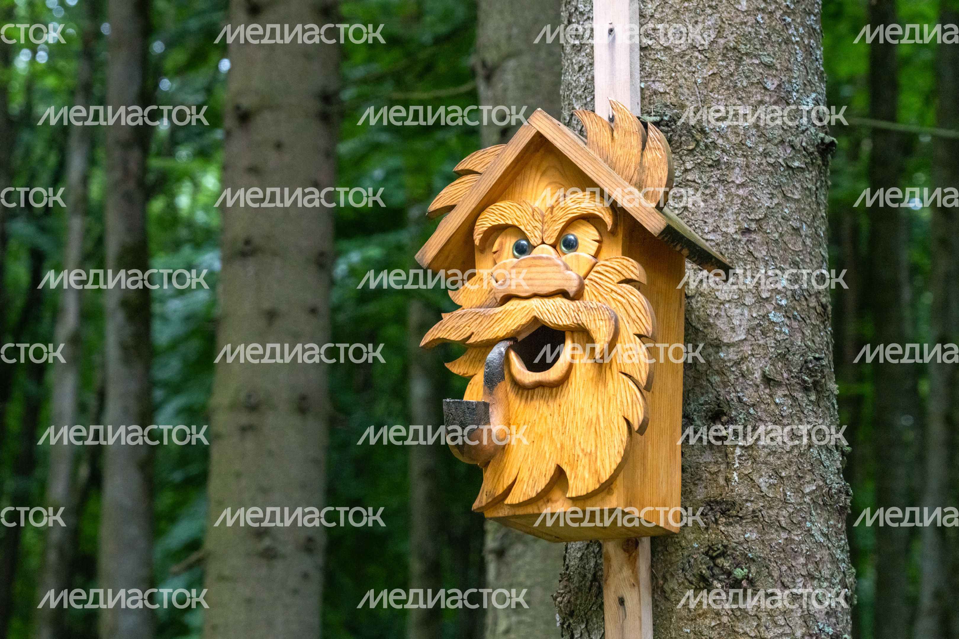 Сказочные фигуры в городском парке культуры и отдыха «Центральный» Волоколамска