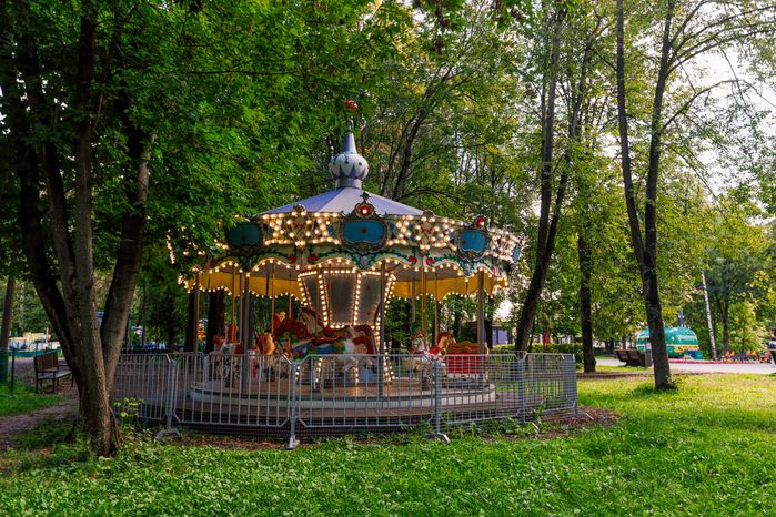 Карусель в Центральном городском парке им. М.И. Калинина в Королеве летом