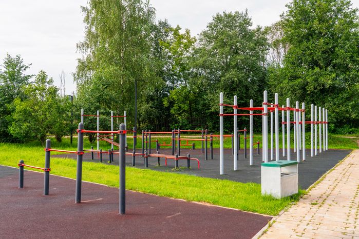 Спортивная площадка в парке культуры и отдыха «Солнечный берег» поселка Запрудня Талдомского округа