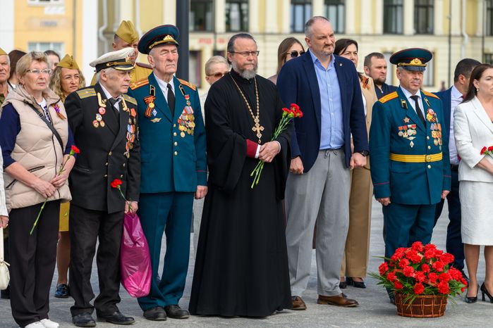 Возложение ветеранами цветов к мемориалу в Дмитровском округе в преддверие Дня Победы