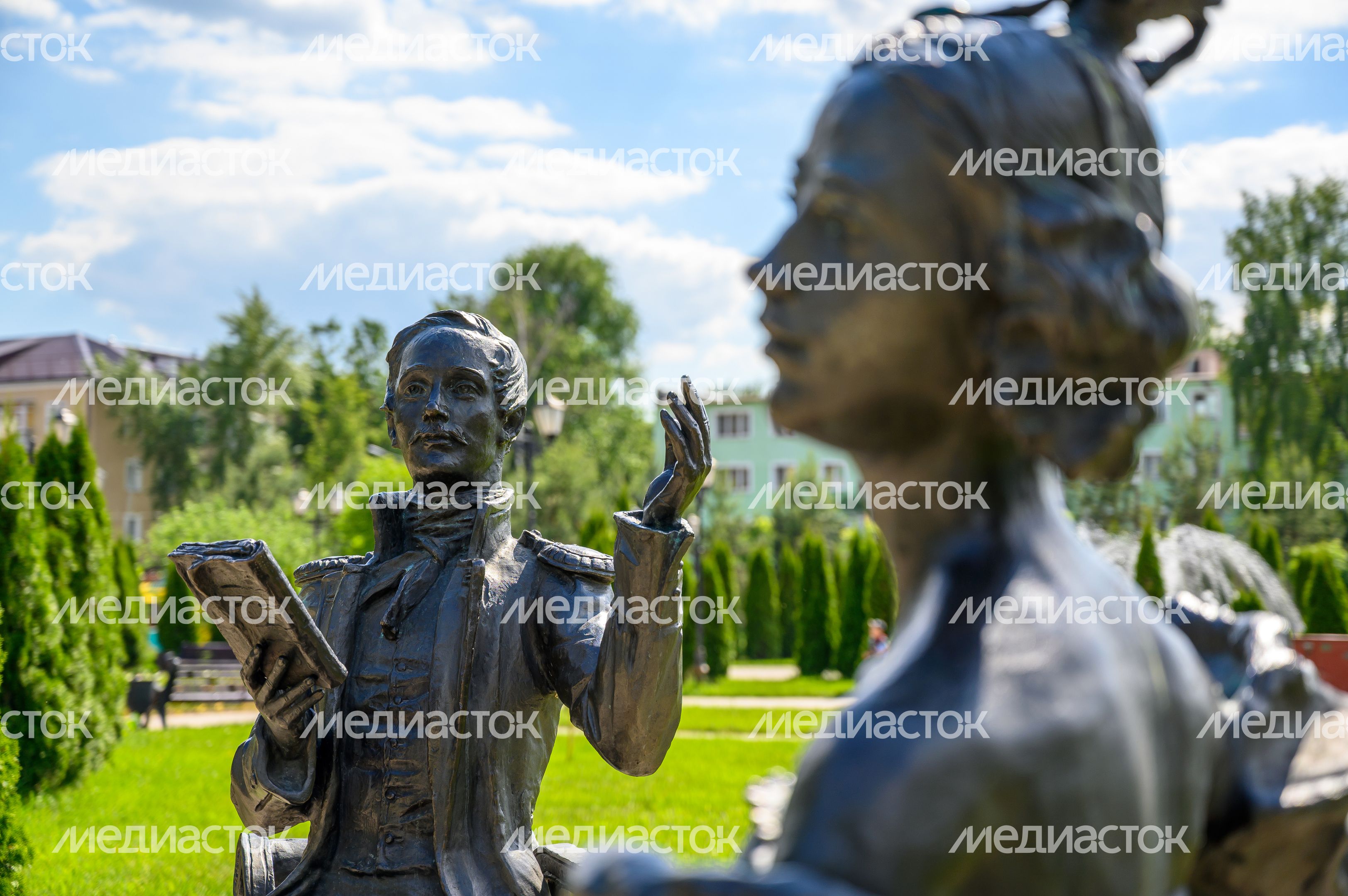 Скульптурная композиция «Лермонтову и его возлюбленной» в Никольском парке города Лосино-Петровский Скульптурная композиция «Лермонтову и его возлюбленной» в Никольском парке города Лосино-Петровский