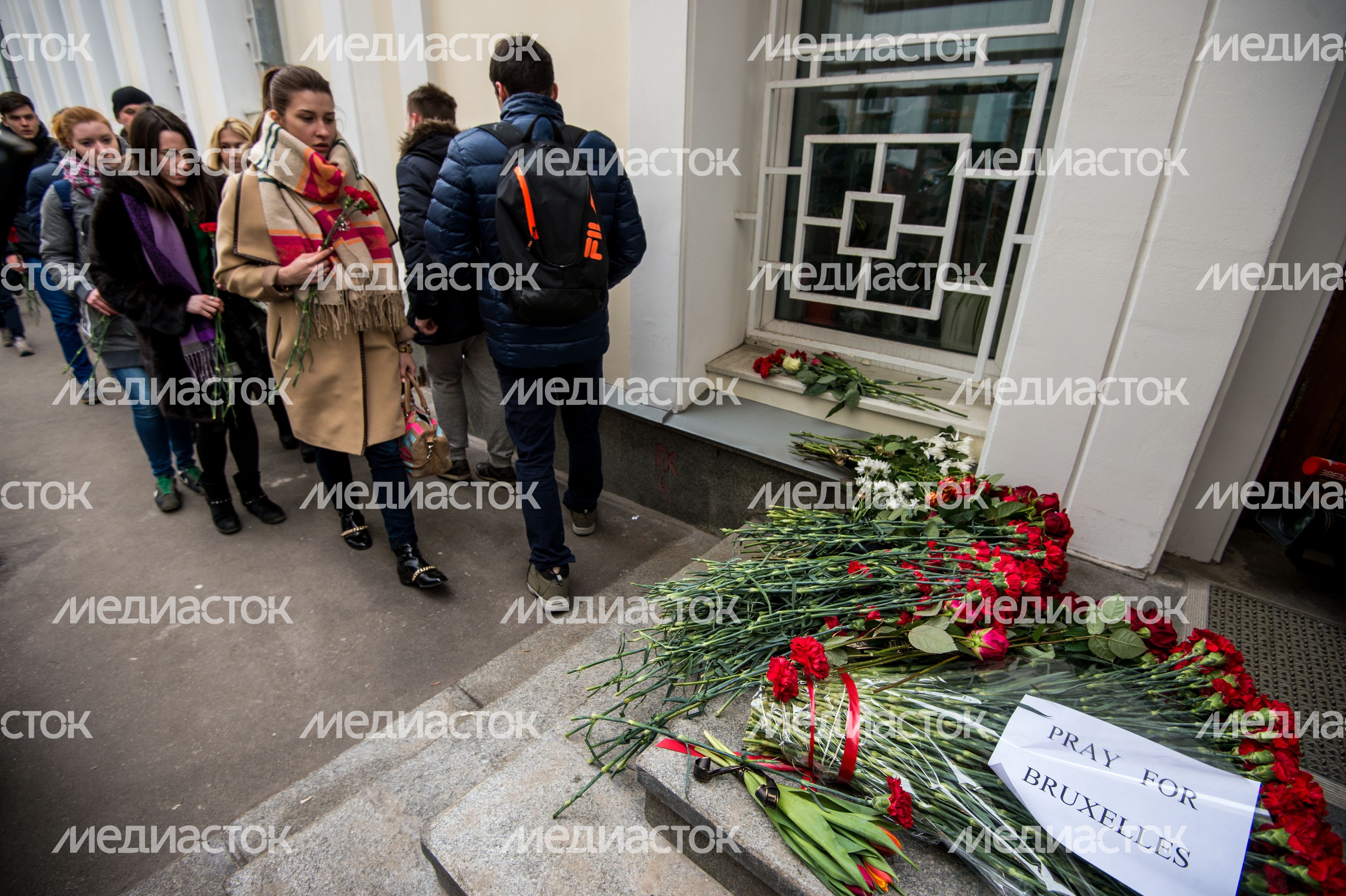 Москвичи несут цветы к посольству Бельгии