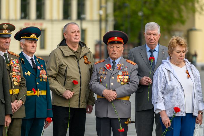 Возложение ветеранами цветов к мемориалу в Дмитровском округе в преддверие Дня Победы