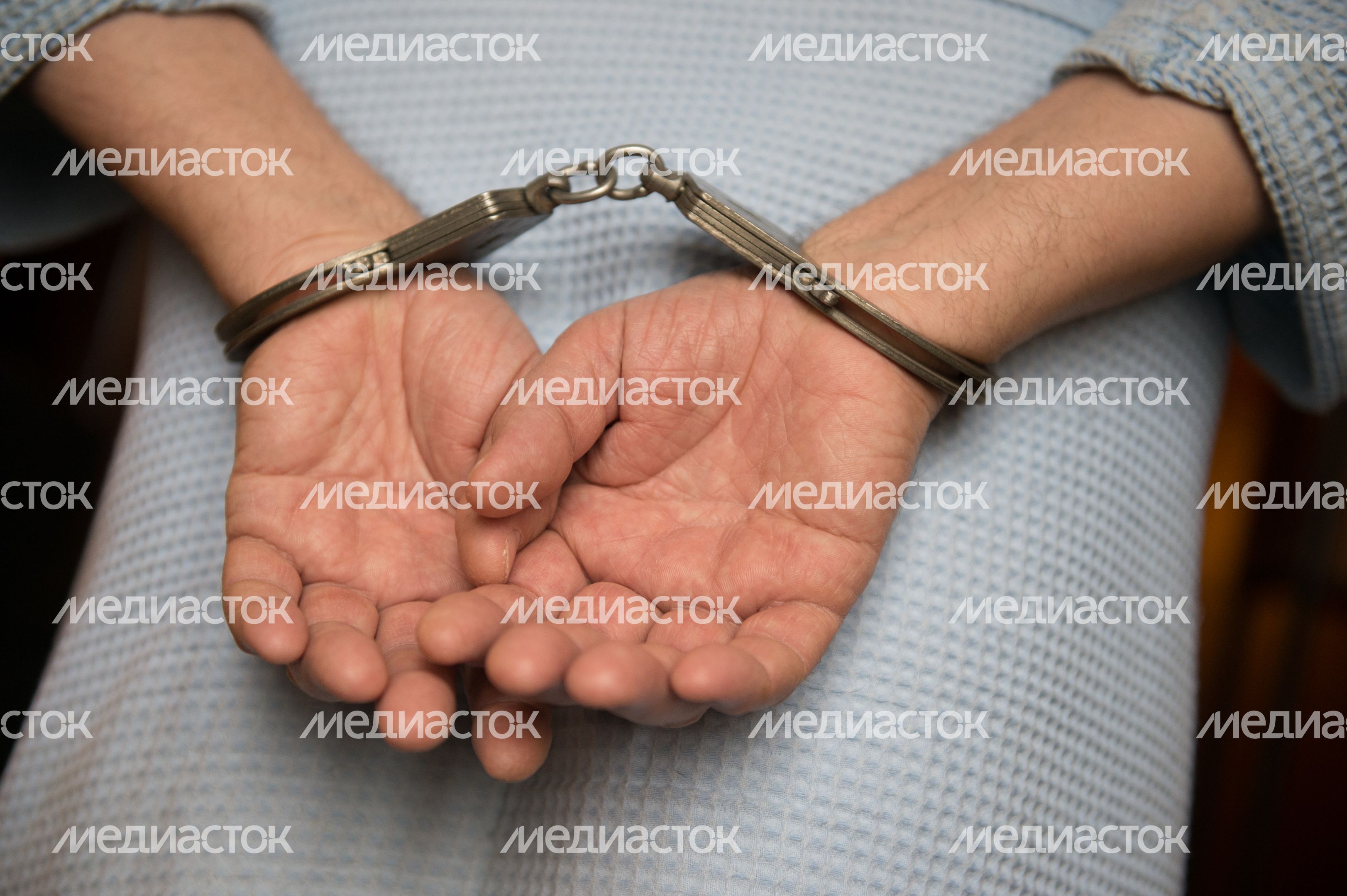 Мужчина в наручниках Мужчина в наручниках