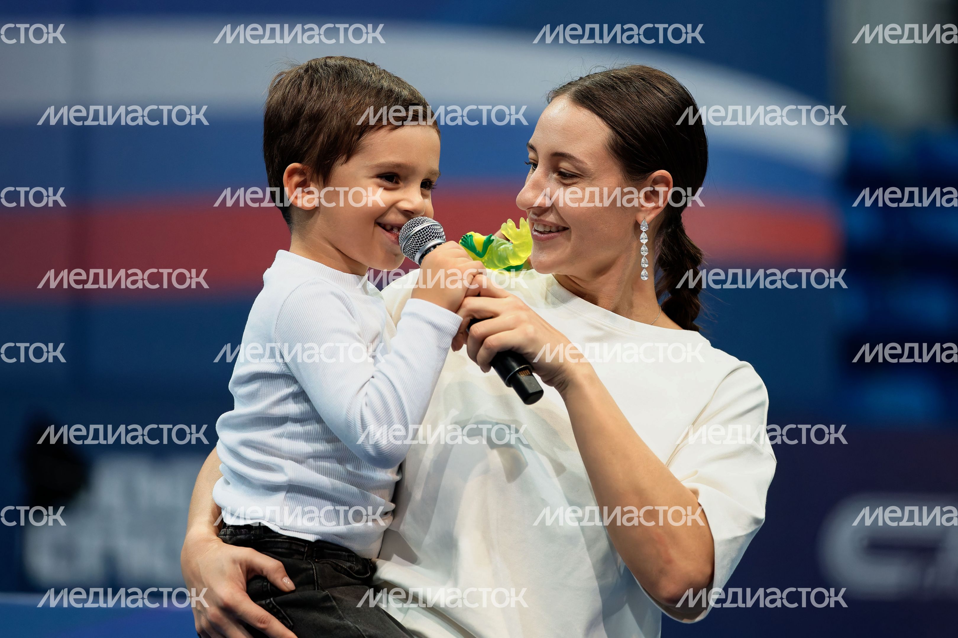 Двукратная олимпийская чемпионка по фехтованию на саблях Яна Егорян с сынок на турнире в Химках Двукратная олимпийская чемпионка по фехтованию на саблях Яна Егорян с сынок на турнире в Химках