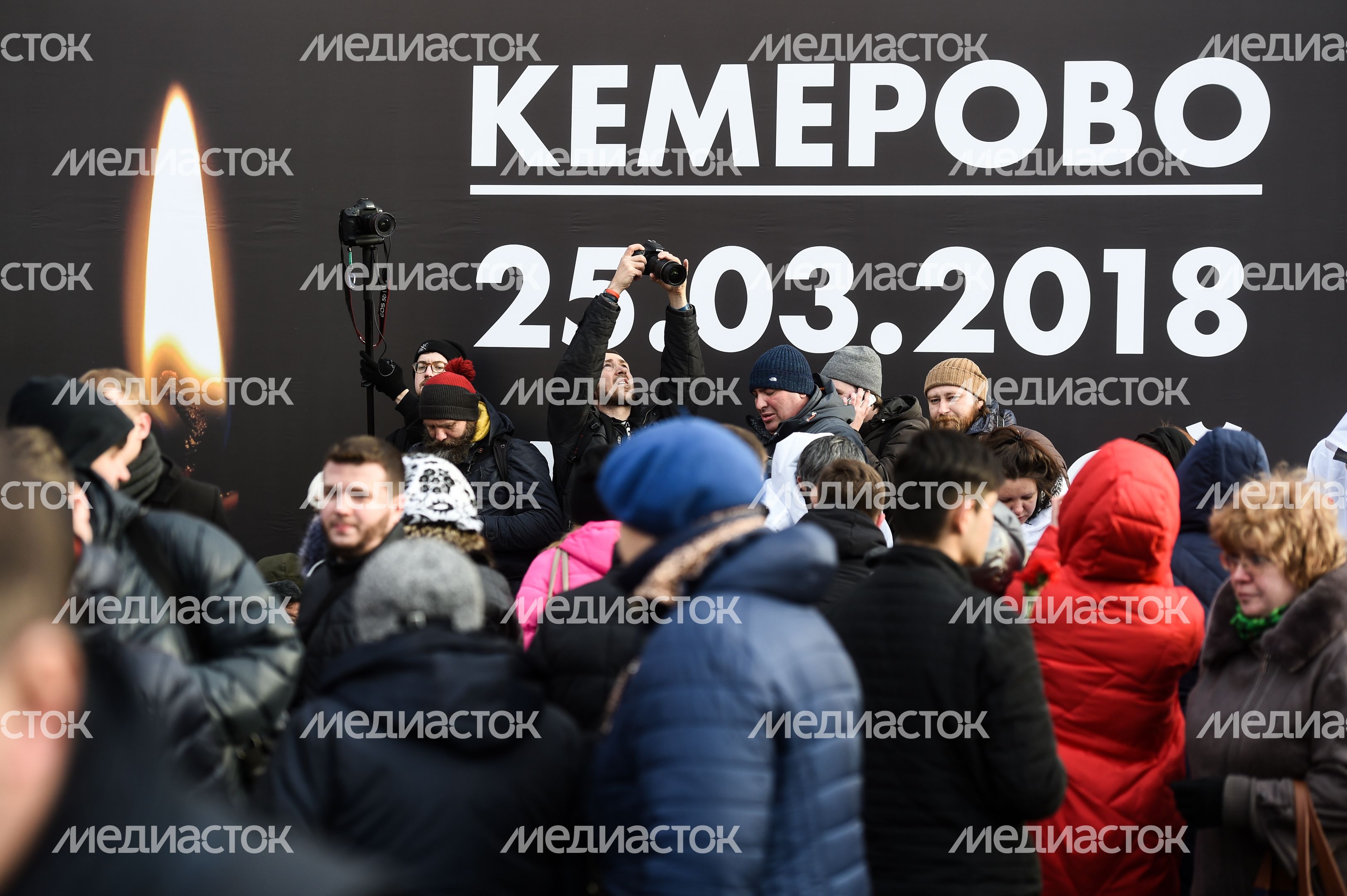 Акция в память о погибших в Кемерове на Манежной площади в Москве